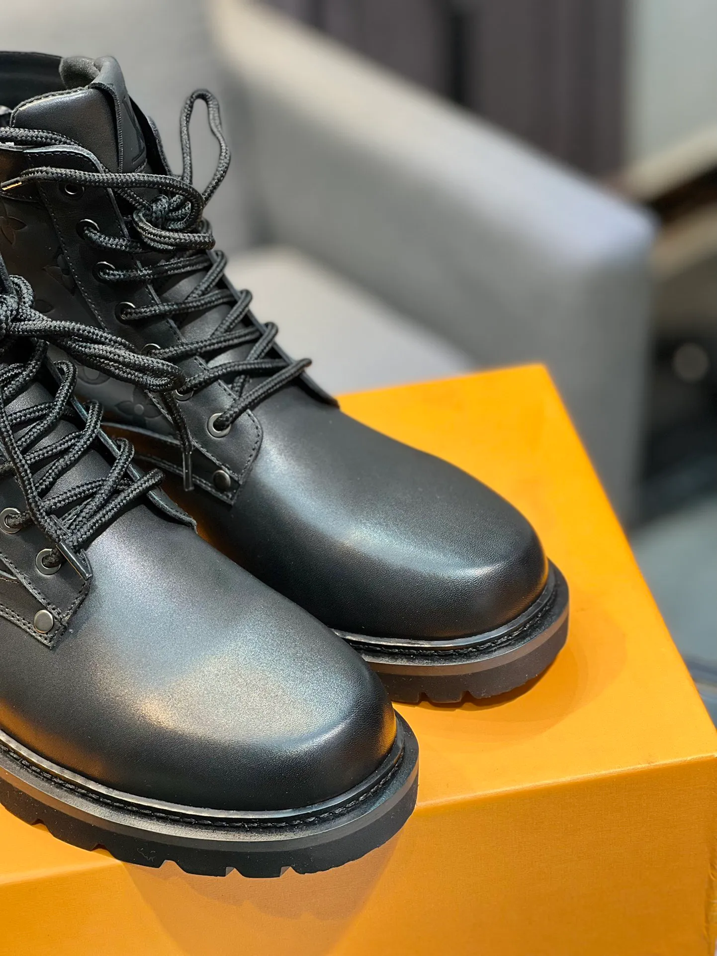 Men's shoes 💰920 L Home - the latest LV men's business casual boots, luxury and nobility are a must. They are all made of imported original first-layer cowhide, just to create a more comfortable wearing experience. ➕Top imported water-dyed full cow lining, original high wear-resistant outsole! 👏👏 Size: Male 39-44; (38 45 46 customized)
